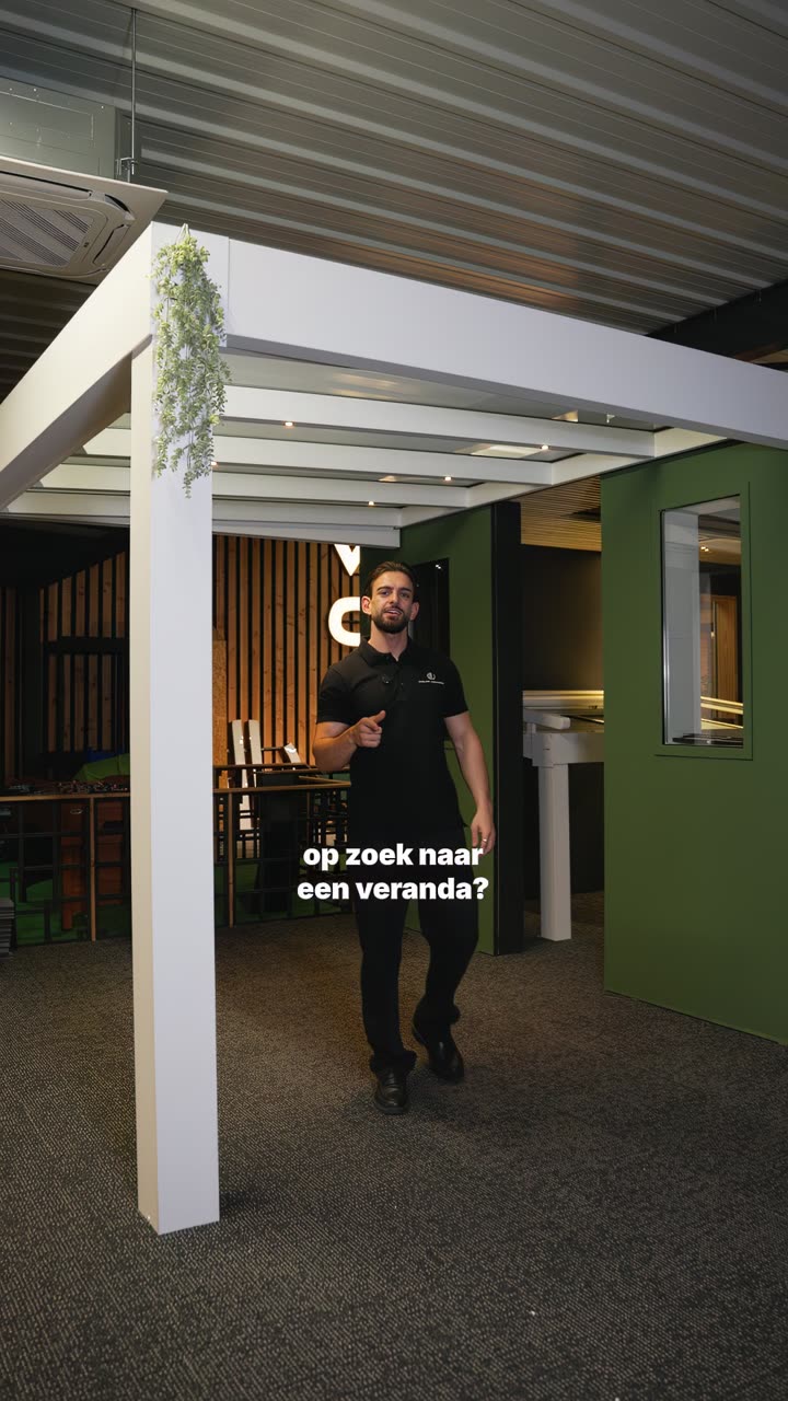 Medewerker van Wolff Groep onder een overkapping
