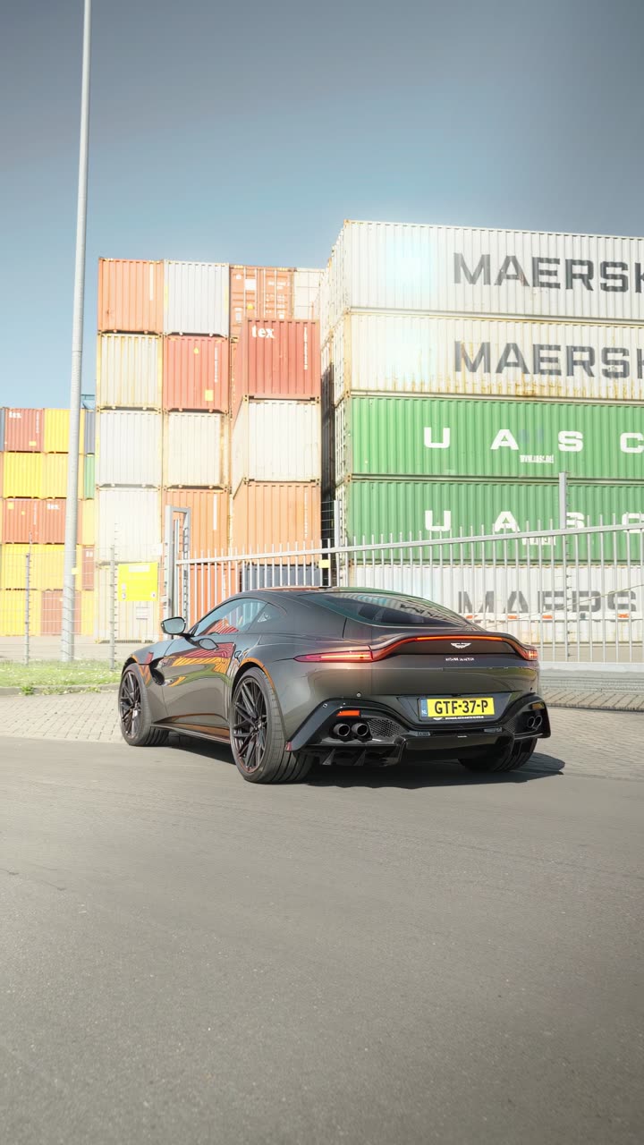 Aston Martin tussen zeecontainers